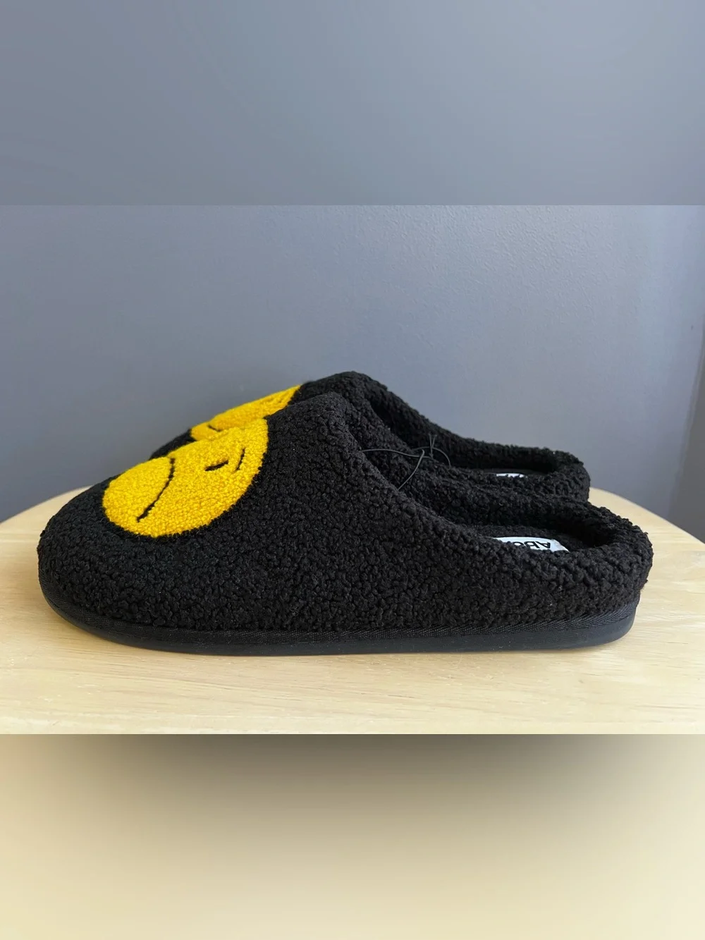 Men’s Abound Smiley Face Fleece Slippers are NWT